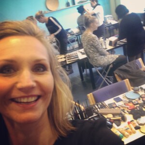 Glad underviser på makeup artist uddannelsen i Århus